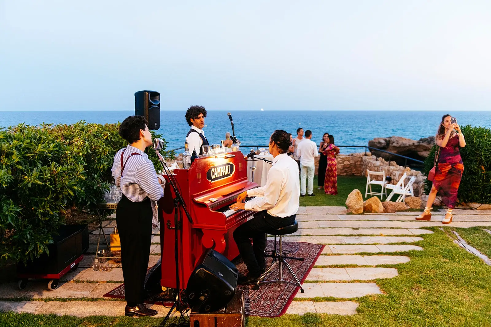 A pianist and singer by the sea during cocktails